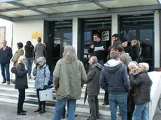 A destra il sit-in di ieri pomeriggio per salvare i libri della Cmf e contro l’ipotesi di licenziamenti Sotto l’ingresso della biblioteca le porte saranno chiuse dal 2011