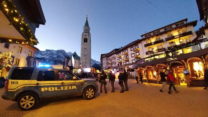 Forze dell'ordine in servizio in centro a Cortina