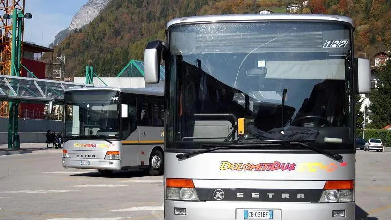 Agordo (BL), 26 Ottobre 2005, Stazione Dolomitibus - Agordo (BL), 26 October 2005, Dolomitibus station - Le tariffe pubblicate da Dolomiti bus sono in vigore dal 1º settembre