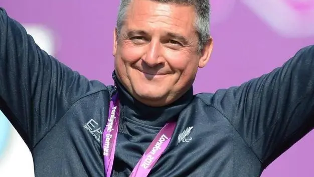 epa03381444 Italy's Oscar de Pellegrin celebrates winning gold in Archery in the Men Individual Recurve W1/W2 at the Royal Artillery Barracks during the London 2012 Paralympic Games, London, Britain, 3 September 2012. EPA/FACUNDO ARRIZABALAGA