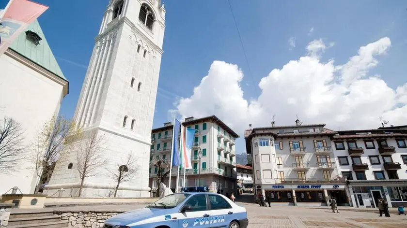 Cortina, 26 Aprile 2010. Marco Da Pozzo, guida alpina e membro del Gruppo alpinistico degli "Scoiattoli", Ã¨ morto oggi sul campanile della Chiesa di Cortina d'Ampezzo metre svolgeva alcuni lavori di manutenzione - Una volante della polizia sotto il campanile