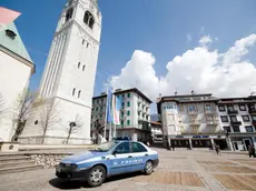 Cortina, 26 Aprile 2010. Marco Da Pozzo, guida alpina e membro del Gruppo alpinistico degli "Scoiattoli", Ã¨ morto oggi sul campanile della Chiesa di Cortina d'Ampezzo metre svolgeva alcuni lavori di manutenzione - Una volante della polizia sotto il campanile