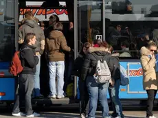 Belluno, 30 novembre 2007. interviste nel piazzale della dolomitibus sull'incidente che ha visto schiacciata una ragazza da un autobusIn migliaia salgono sui pullman in stazione Ragazzi sui mezzi di Dolomitibus. In alto Paolo Gamba