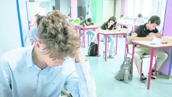 Studenti impegnati in una prova della maturità