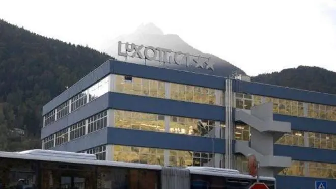 Agordo, 12 ottobre 2006. Mezzi della dolomitibus davanti allo stabilimento della luxottica