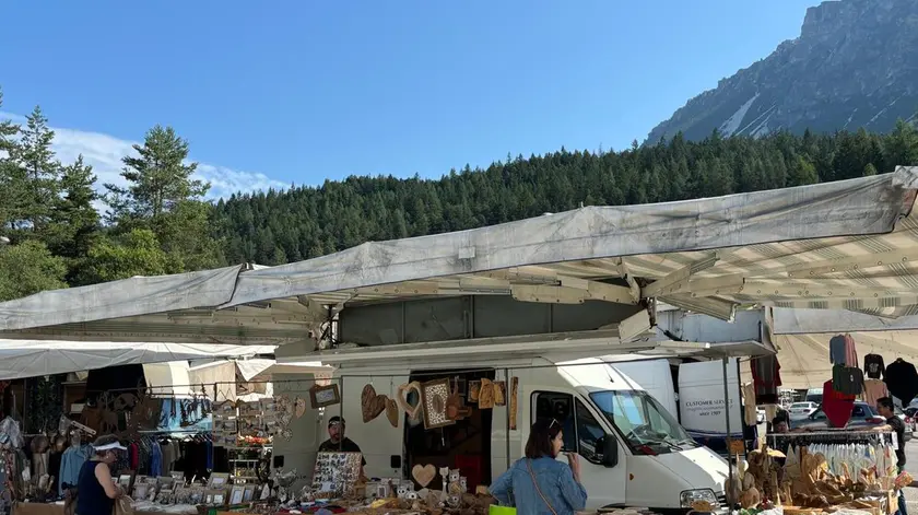 Il mercato di Cortina vuoto alle 10 di lunedì mattina, 15 luglio