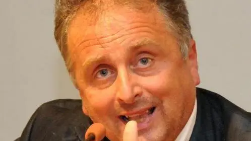 Belluno, 7 Settembre 2010. Nella sala Bianchi si discute la situazione del trasporto pubblico scolastico con il Sindaco Antonio Prade e i rappresentati della ditta appaltatrice. - Il sindaco Antonio Prade sprona la giunta comunale