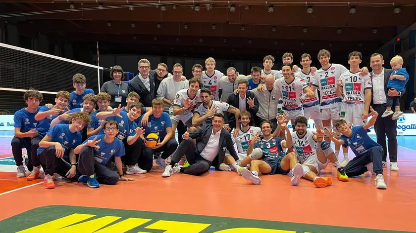 Il Belluno Volley festeggia dopo la vittoria