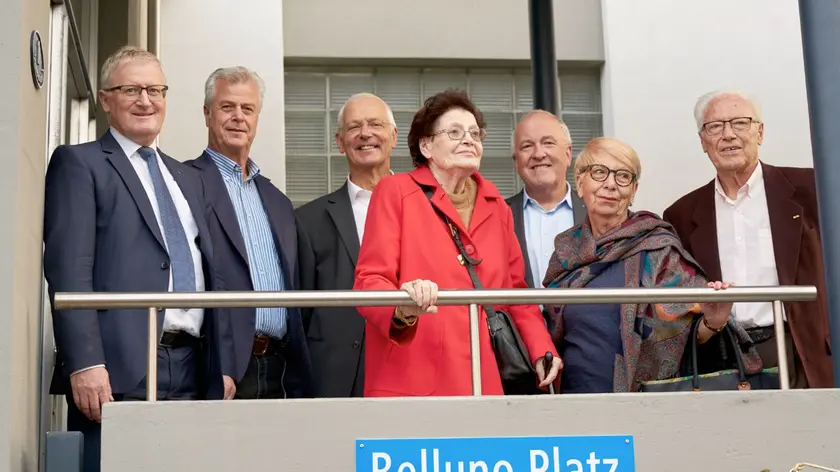 Giuseppe Deon, primo da destra, in occasione dell’intitolazione nel 2018 della “Belluno Platz”.