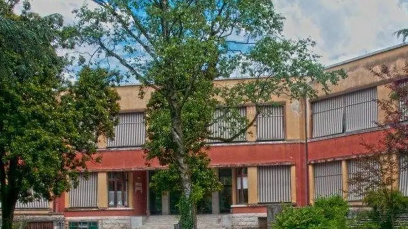 La cerimonia per ricordare i 2 anni dal crollo di un controsofitto nell'edificio storico delle Gabelli. L'edificio storico - Il giardino delle scuole Gabelli