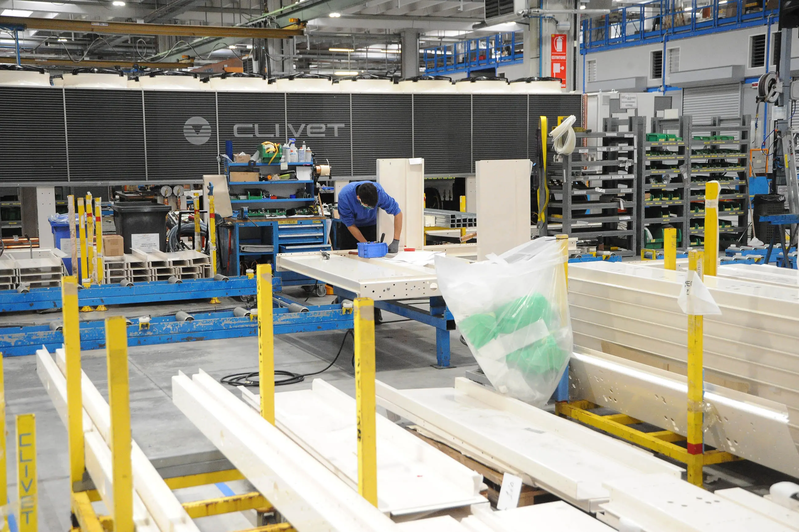 Un tecnico al lavoro al centro per l'innovazione di Clivet