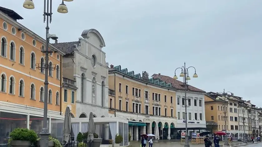 Poca gente in centro a Belluno: una scena che si ripete quotidianamente