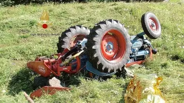 Nelle foto grandi, il trattore ribaltato