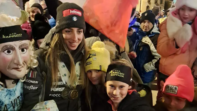 Lisa Vittozzi con i bambini di Sappada