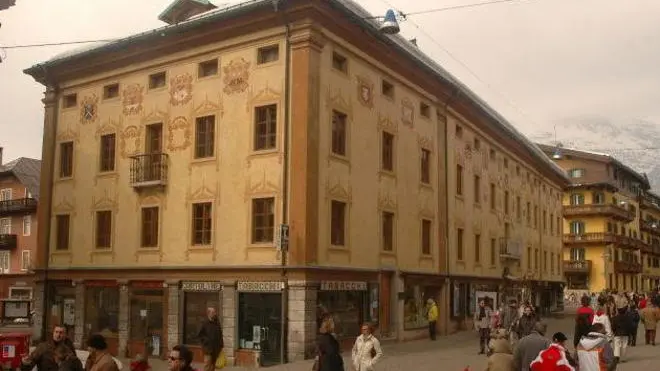 Cortina d'Ampezzo, Corso Italia. Municipio vecchio, uffici pubblici del Comune di Cortina d'Ampezzo