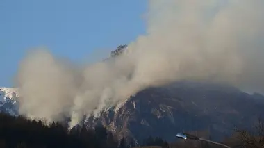 Il monte San Mauro avvolto dal fumo dell’incendio