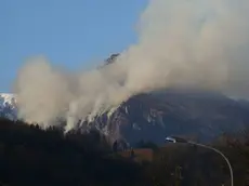 Il monte San Mauro avvolto dal fumo dell’incendio