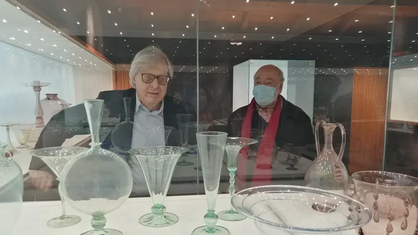Vittorio Sgarbi con Ferruccio Franzoia durante la visita in Galleria Rizzarda per ammirare la collezione di vetri artistici donati alla città dall'architetto