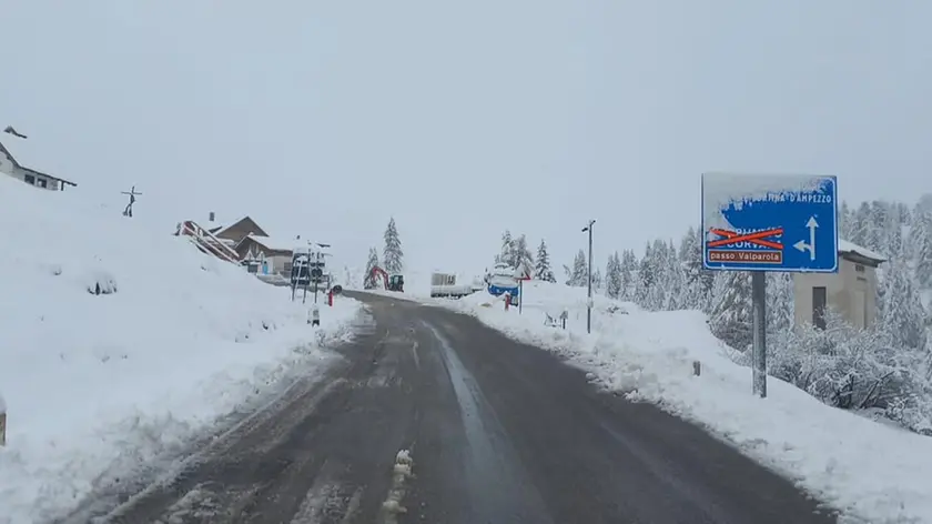 Una foto di Veneto strade del Passo Falzarego