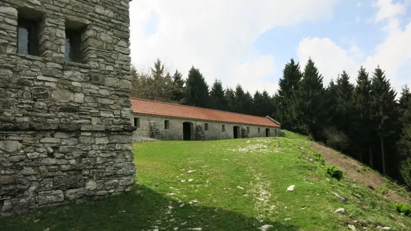 Il bivacco Salvedella Vecia in Valbelluna: sassate contro i coppi e vetri sfondati