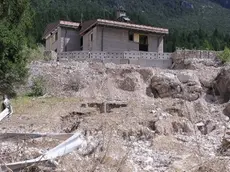 Sopra Paolo Zanetti, presidente del Comitato civico per Cancia A destra l’edificio della Minoter che si trova lungo la frana: il comitato chiede la sua immediata demolizione