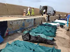 I corpi delle vittime del naufragio di un barcone a Lampedusa, 3 ottobre 2013. ANSA