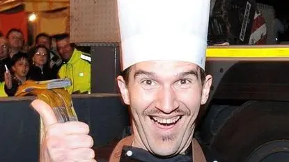 Limana, 15 marzo 2009. Cinque tonnellate di cioccolata per entrare nel Guinness dei primati. Mirco della Vecchia con l'aiuto della officine informali hanno fuso un blocco di cioccolato alto due metri e largo tre per trasformarloin una rappresentazione delle tre cime di lavaredo da record mondiale