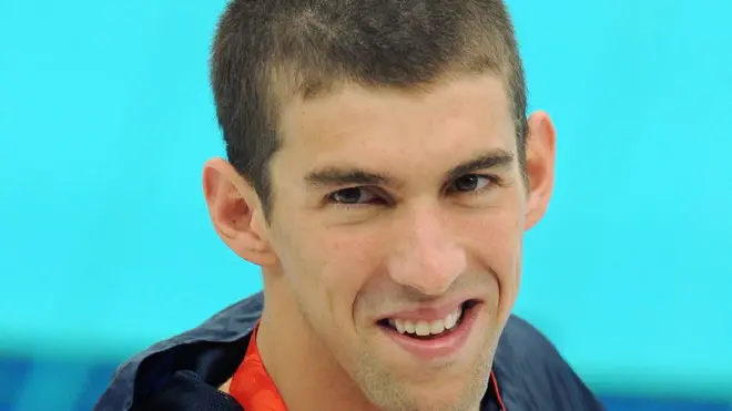 20080813 - PECHINO (CINA) - SPORT - PECHINO: NUOTO; 200 FARFALLA, PHELPS FA RECORD DEL MONDO - Il nuotatore americano Michael Phelpsmostra la medaglia d'oro. Con questa vittoria Phelps ha collezionato un nuovo record del mondo di nuoto: l'americano ha abbassato il limite dei 200 farfalla nuotando in 1'52"03. Il precedente primato di 1'52"09 apparteneva sempre all'americano, che lo aveva stabilito il 28 marzo del 2007 a Melbourne. CIRO FUSCO / ANSA / KLD