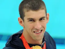 20080813 - PECHINO (CINA) - SPORT - PECHINO: NUOTO; 200 FARFALLA, PHELPS FA RECORD DEL MONDO - Il nuotatore americano Michael Phelpsmostra la medaglia d'oro. Con questa vittoria Phelps ha collezionato un nuovo record del mondo di nuoto: l'americano ha abbassato il limite dei 200 farfalla nuotando in 1'52"03. Il precedente primato di 1'52"09 apparteneva sempre all'americano, che lo aveva stabilito il 28 marzo del 2007 a Melbourne. CIRO FUSCO / ANSA / KLD
