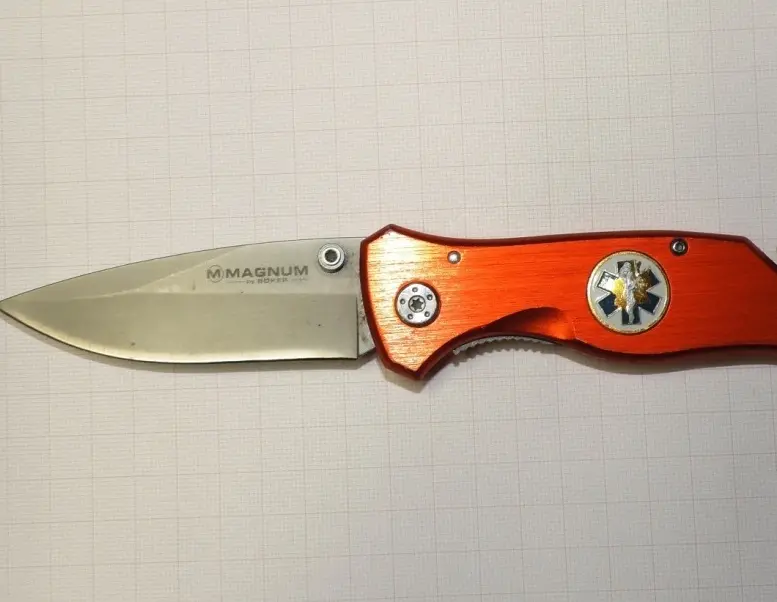 L’uomo era armato con un coltello