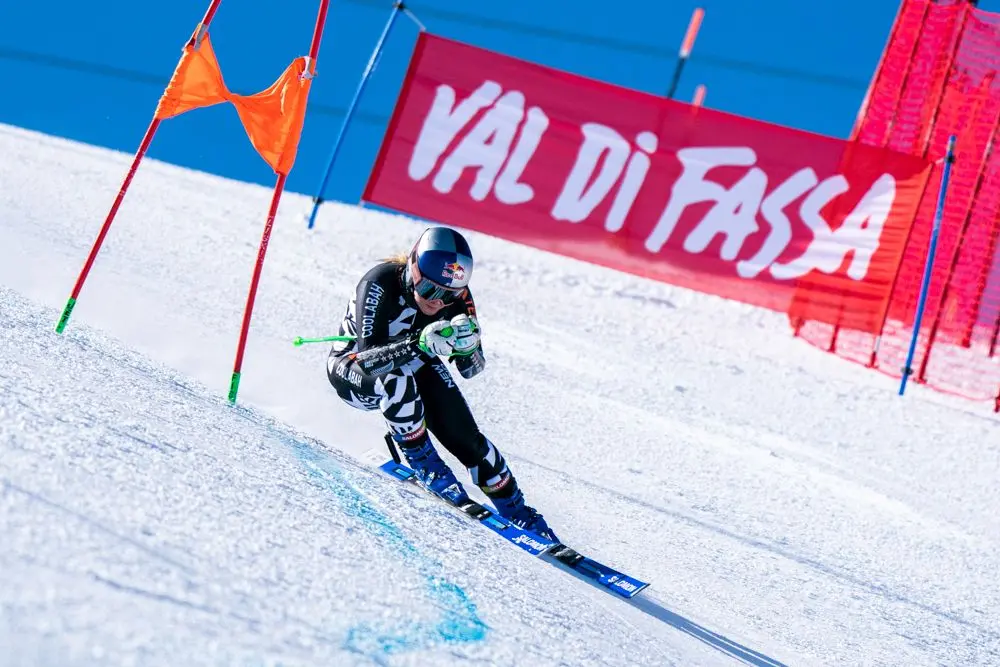 Ben due turni di allenamento in vista dei prossimi Mondiali di Courchevel mercoledì mattina 1 febbraio in Val di Fassa su LaVolata, Ski Area San Pellegrino, ormai riconosciuta come pista top della velocità mondiale. Allenamento prima di discesa alle prime luci dell’alba per le atlete norvegesi (Mowinckel e Kajsa Vickhoff Lie), insieme a loro le nostre Nadia e Nicol Delago e le statunitensi Breezy Johnson e Isabella Wright. A seguire, dopo la ritracciatura a cura dello staff tecnico italiano (presenti Gianluca Rulfi e Giovanni Feltrin), si sono presentate al cancelletto di partenza del tracciato di superG, Sofia Goggia, Mikaela Shiffrin e Alice Robinson. Una folla di fan appassionati ha atteso ad ogni giro queste tre regine dello sci alpino, che saranno sicuramente tra le protagoniste dei prossimi Campionati Mondiali nelle rispettive discipline. Grande entusiasmo come sempre per Sofia Goggia e anche per la regina incontrastata Mikaela Shiffrin. Giovedì continuano gli allenamenti sulle piste azzurre della Val di Fassa, con alcune velociste sempre su LaVolata, mentre altre atlete si alleneranno di gigante e speciale allo Ski Stadium a Pozza di Fassa. Foto di Ralf Brunel.