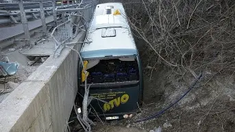 L’autobus di linea dell’Arvo finito in una scarpata a bordo della strada