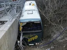 L’autobus di linea dell’Arvo finito in una scarpata a bordo della strada