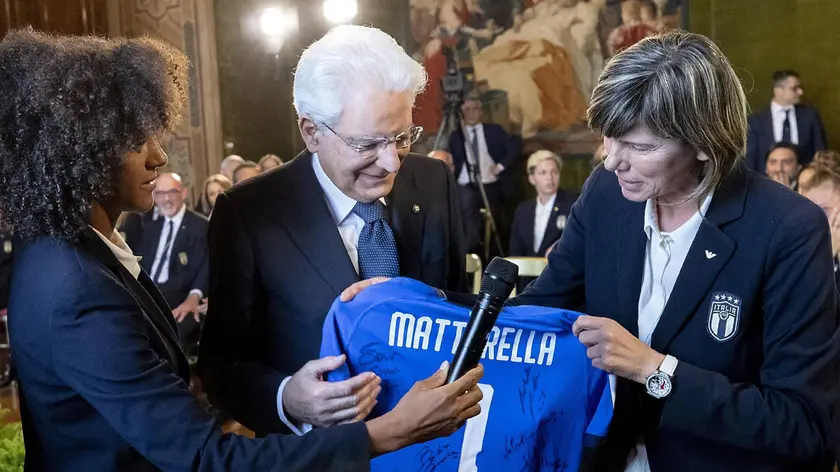 Milena Bertolini ex allenatrice della nazionale Italiana di calcio femminile qui col presidente Mattarella