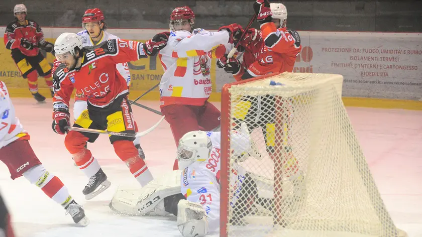 Una fase del derby fra Alleghe e Feltreghiaccio