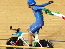 epa05195080 Italy's Filippo Ganna celebrates winning the gold medal in the Men's Individual Pursuit event at the 2016 UCI Track Cycling World Championships, in London, Britain, 04 March 2016. EPA/SEAN DEMPSEY