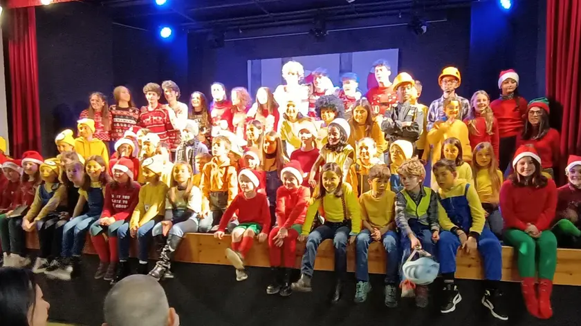 I 58 bambini attori sul palco di Castion