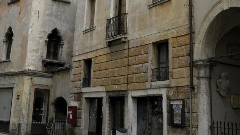 Belluno, 9 luglio 2008. Il consigliere Marco Perale mostra alcuni punti della cittÃ da migliorare. Il palazzo ex OlivottoPalazzo ex Olivotto