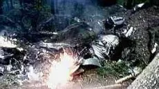 I rottami in fiamme dell'aereo caduto a Soramaè