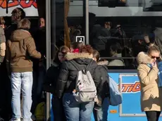 Belluno, 30 novembre 2007. interviste nel piazzale della dolomitibus sull'incidente che ha visto schiacciata una ragazza da un autobusIn migliaia salgono sui pullman in stazione Ragazzi sui mezzi di Dolomitibus. In alto Paolo Gamba