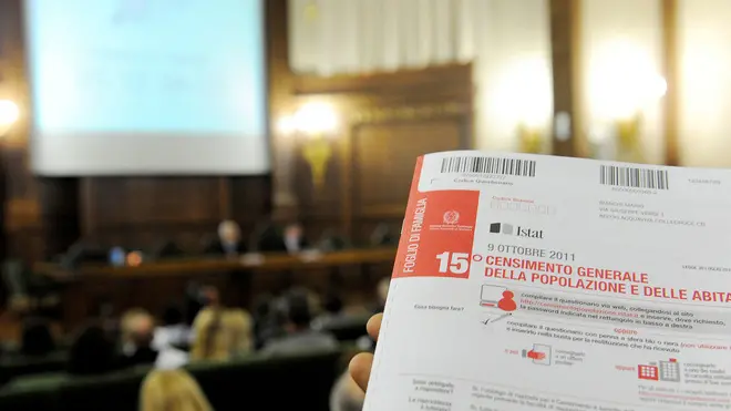 Il Presidente dell'Istat, Enrico Giovannini, e il Direttore Centrale dei Censimenti Generali, Andrea Mancini, hanno presentato a Roma le principali innovazioni dell'edizione 2011 del Censimento generale della popolazione e delle abitazioni, oggi, 7 ottobre 2011. La fotografia sulla popolazione e le abitazioni dovra' essere scattata domenica 9 ottobre. I questionari distribuiti sono 25 milioni. ANSA / UFFICIO STAMPA ISTAT