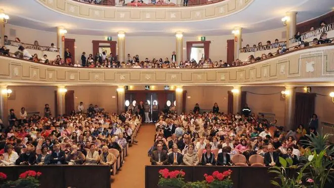 In teatro comunale premiazione del concorso per le scuole 'Lettura e pensiero' - Il Teatro Comunale di Belluno la cui gestione e' oggetto di un'aspra polemica