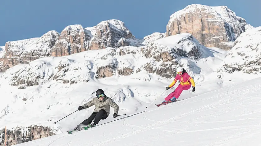Sciatori sulle piste delle Dolomiti; racconta il presidente di Anef che i russi tendevano ad arrivare senza abbigliamento e attrezzatura, che acquistavano nei negozi del posto