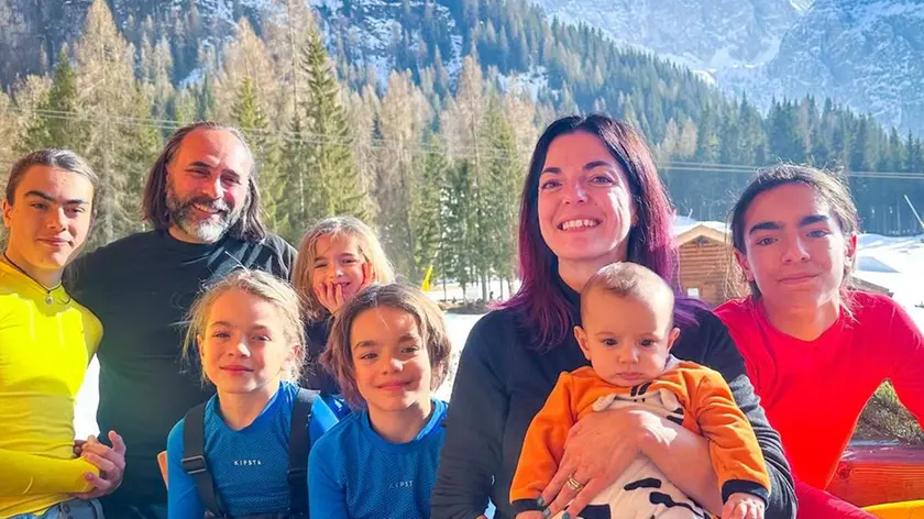 La mamma influencer Anna Martini con la sua famiglia