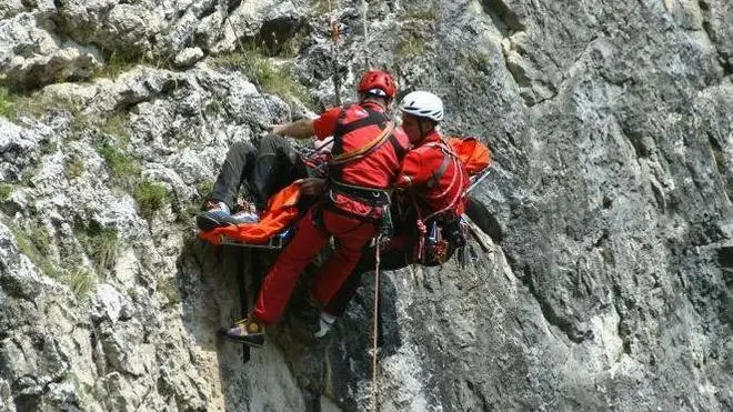 Castello di Andraz (Belluno), 14 luglio 2007. Esercitazione della delegazione bellunese del soccorso alpino con impiego di elicotteri e rocciatori.