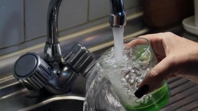 Acqua che esce dal rubinetto