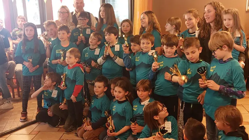 Foto di gruppo per i ragazzini dello Sci Club Limana