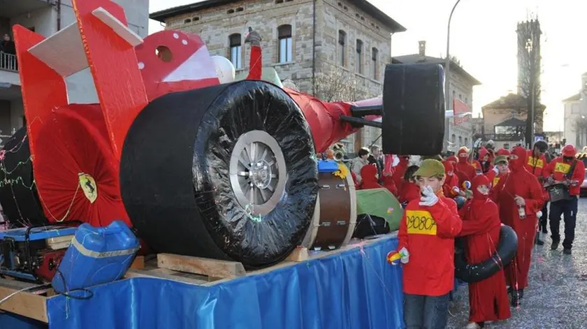 Belluno, 27 gennaio 2008. Il carnevale di CastionIl carnevale di Castion con i carri delle frazioni che sfilano in centro