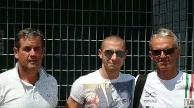 Gianmarco Brotto al centro tra il diesse Roberto Pavan e il medico Gianluca Rossi