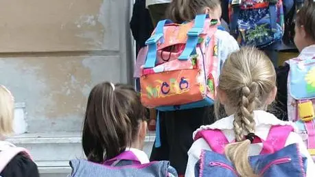 20040114 - POL - ROMA - SCUOLA: CAMERA; SI E' DIMESSA RELATRICE DL ATTUATIVO RIFORMA - Un' immagine di archivio mostra bambini delle elementari all'ingresso della scuola. Stamane si è dimessa dall'incarico di relatrice del decreto attuativo della riforma della scuola, il deputato Angela Napoli (An), in polemica con il comportamento del ministro dell'Istruzione, Letizia Moratti che, secondo la parlamentare, lede le prerogative del Parlamento...LUCA ZENNARO/ANSA/ KLD